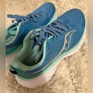 Saucony women's Guide 17 sneakers. Size 8